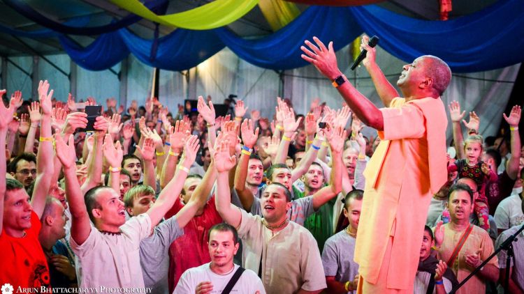 Devamrita Swami inspires the crowd