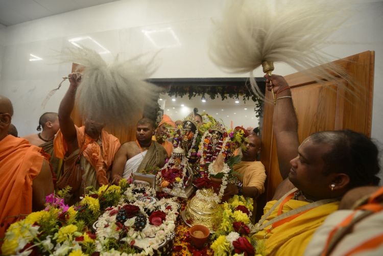 Sri Sri Radha Madhava arrive to see Their new pujari facility