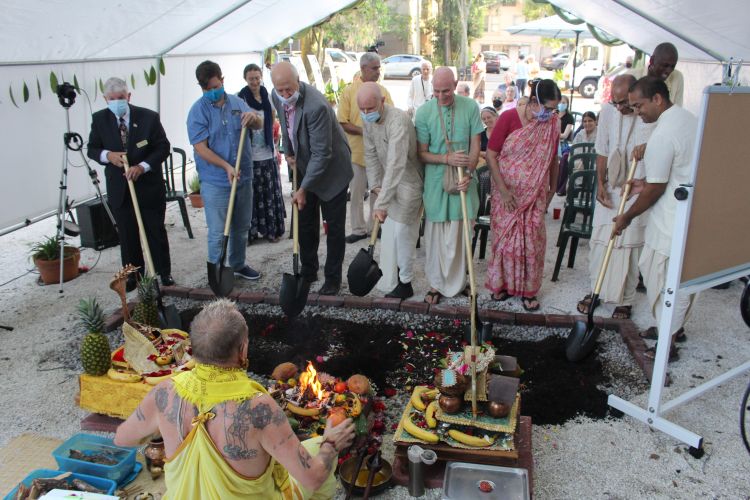 VIPS participate in groundbreaking ceremony