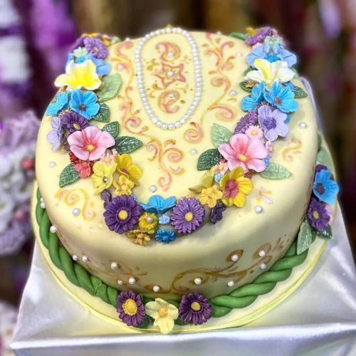 Flower garland cake