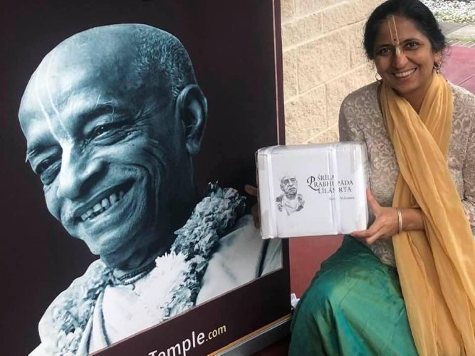 Nandini Kishori distributes Prabhupada-lilamrita